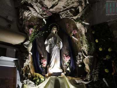 Un particolare dell'interno del luogo di culto di Nino ricco di icone sacre